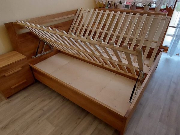 Manželská posteľ s výklopným roštom a úložným priestorom, nočné stolíky