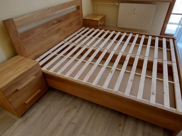 Posteľ s úložným priestorom a nočnými stolíkmi v dekore dreva